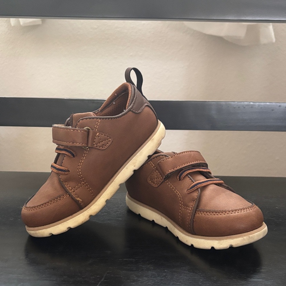 Stride Rite Ethan sneaker - size 9